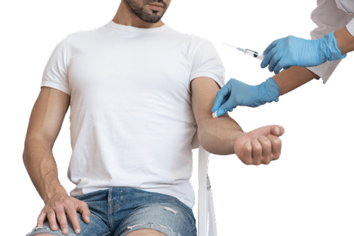 Profissional de luvas azuis preparando uma coleta de sangue no braço de um paciente